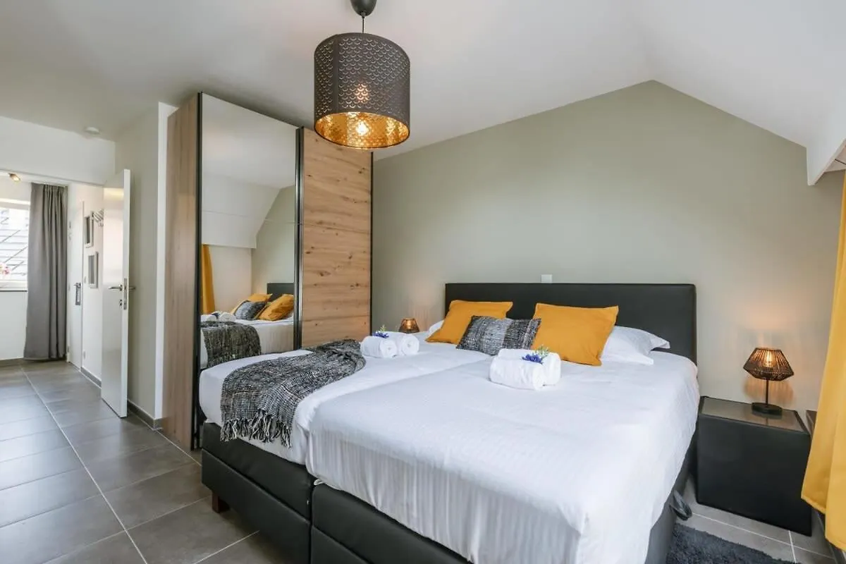 Pleasant Apartment Near The Center Of גנט